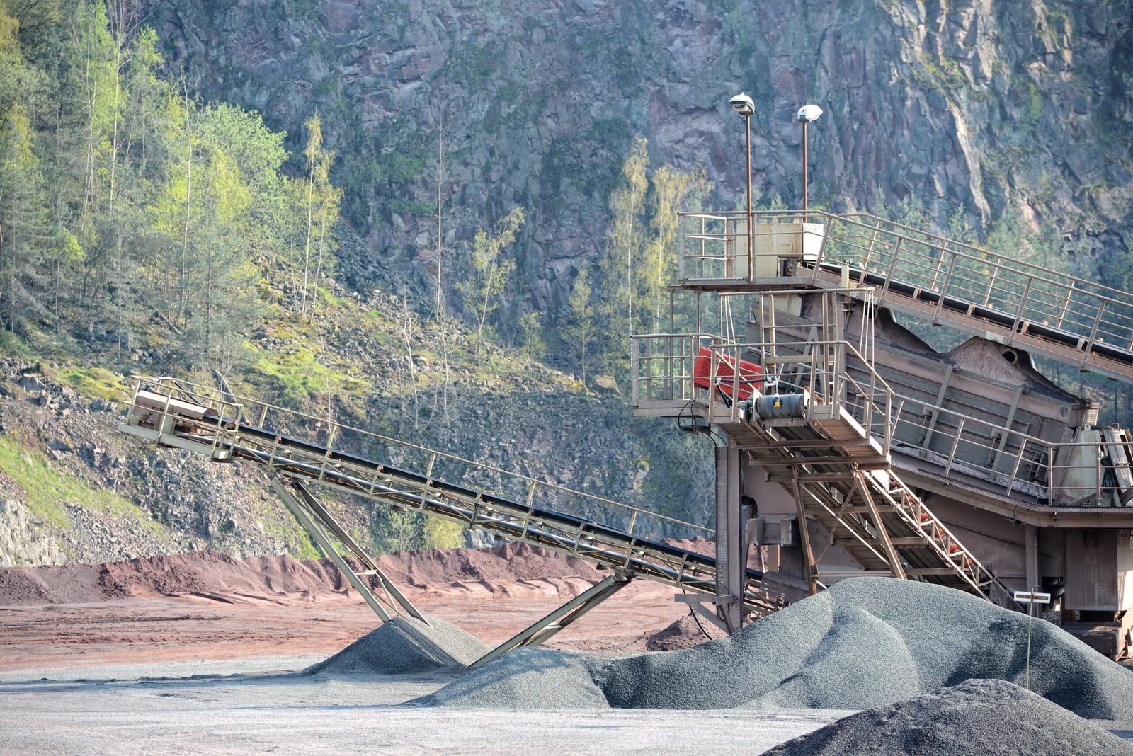 Mining processing plant and conveyor belt